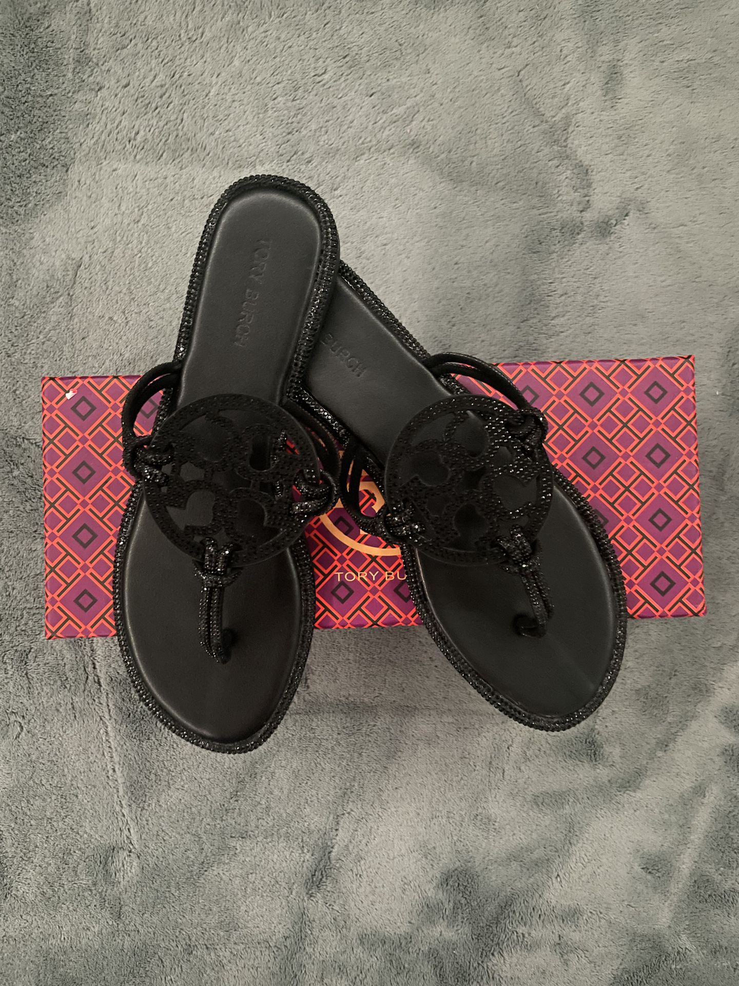 Tory Burch Black Thong Sandals Slip On Comfort Beaded Logo Accent Casual Women