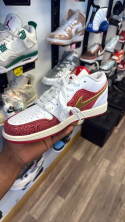 Air Jordan 1low Size 8.  8.5.  9.5