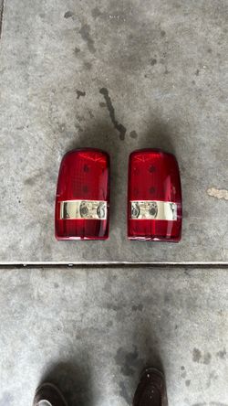 2004 Tahoe tail lights