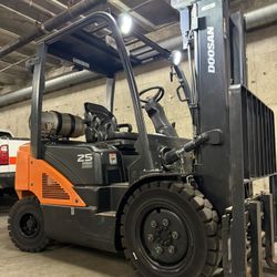 NEW 2024 DOOSAN forklift 5500 lb,Pneumatic tires for sale 