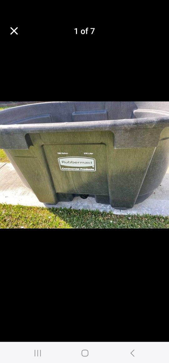 100 Gallon Rubbermaid Water Tank