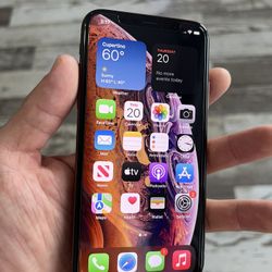 iPhone XS Gold UNLOCKED W/ New Tempered Glass Screen Protector And Charger 