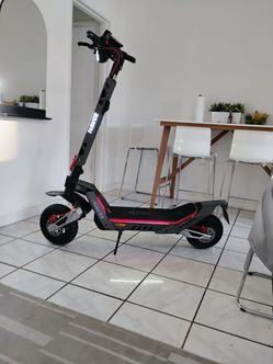 Scooter Navee xt5 pro reg $1500 sale $750 firm.
