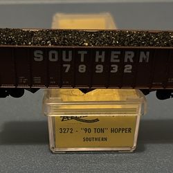 Atlas N Scale 90 Ton Hopper - Southern