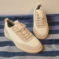 Arbor Women’s tennis shoes
White Size: 8