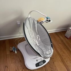 4moms® mamaRoo 4 Multi-MotionTM Baby Swing, Bluetooth 