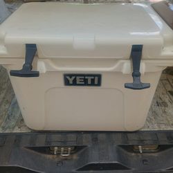 YETI ROADIE 20 WHITE COOLER EXCELLENT 