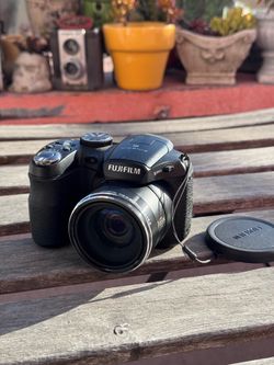 Vintage Fujifilm digicam photo/video