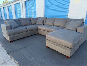 Gray Reversible Sectional Couch 🚛🚚 Free Delivery 🚛🚚