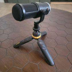Deity VO-7U Microphone With Tripod 