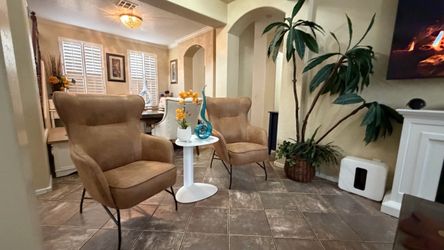 Beautiful and cute set of two accent chairs in excellent condition