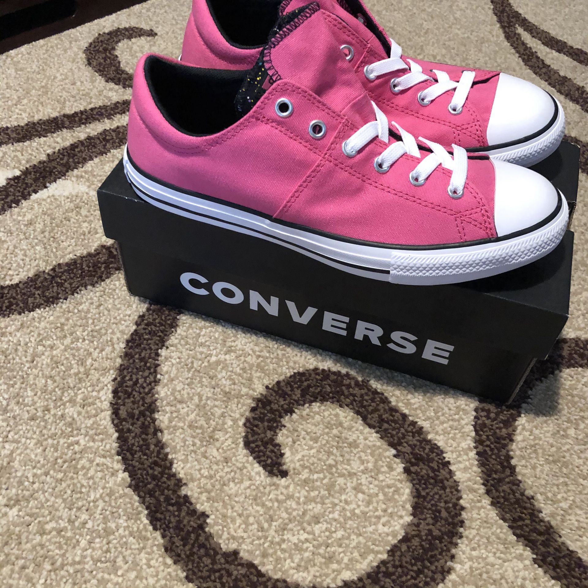 New Converse size 6Junior