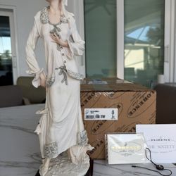 Exquisite Giuseppe Armani "Tamara" Sculpture 18” figure W/Box 0798F  In excellent condition   Dimensions: 18 inches by 5.5 inches