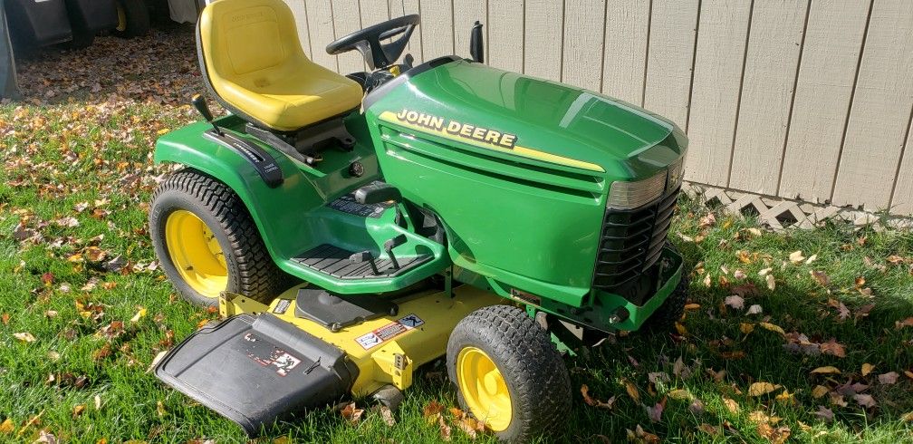 John Deere Gt225 Riding Mower. Like New