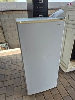KENMORE VERTICAL FREEZER IN GOOD CONDITION, WORKS PERFECTLY