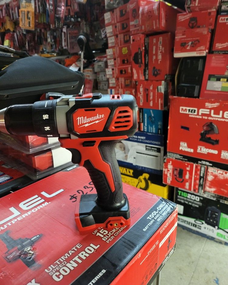 MILWAUKEE M18 CORDLESS DRILL (NO BATTERY NO CHARGE ) $45