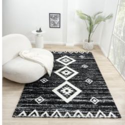 8’x10’ Black And White Shaggy Rug 