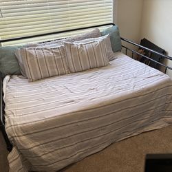Metal Full size day bed w/twin trundle
