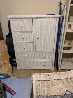 Wicker Curio -cabinet 