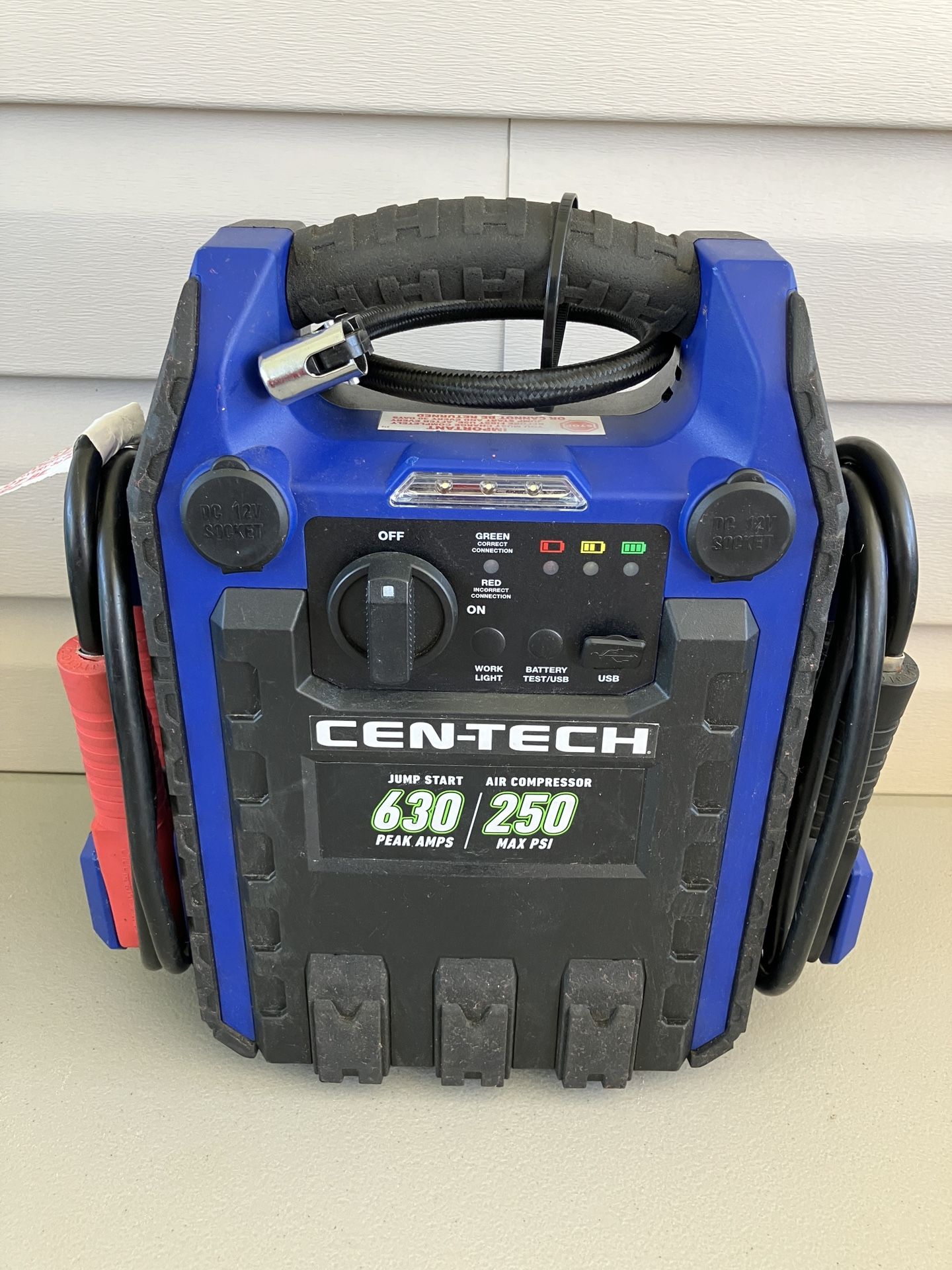 CEN-TECH 630 Peak Amp Portable Car Battery Jump Starter and Power Pack with 150 PSI Air Compressor