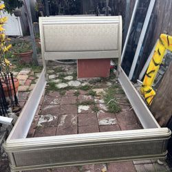bed whit 2 end table
