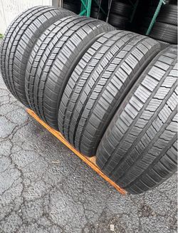 275 65 18 Michelin Vendo este Seth de llantas con 80% de vida las 4