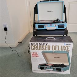 CROSLEY CRUISER DELUXE 3-SPEED PORTABLE TURNTABLE...BLUETOOTH