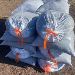 Tierra preparada para cada tipo de planta y también le sirva para su paz a cuatro dólares la bolsa y en la compra de 20 bolsas se llevan a gratis