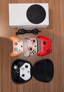 XBOX SERIES S & 4 CONTROLLERS