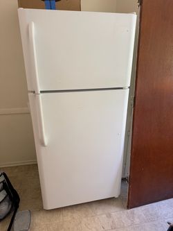 White Top-Freezer Refrigerator