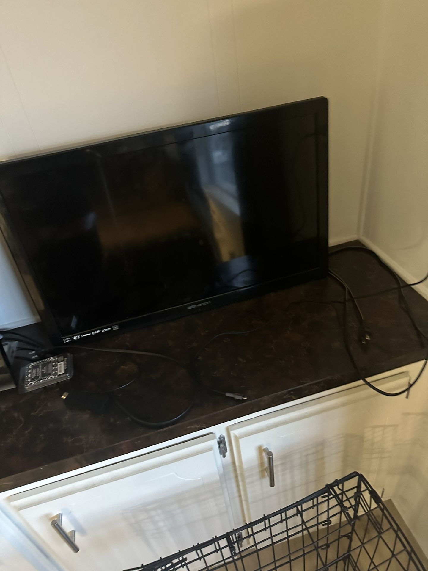 32” Tv With Built In DVD Player 