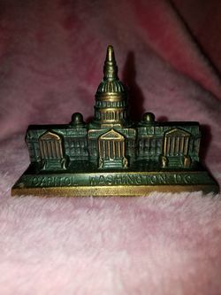 Brass colored metal Capitol Washington DC paperweight souvenir