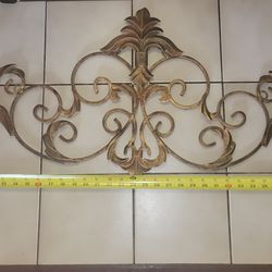 Ornate Bronze Metal Wall Scroll Decor
Decoración de pared con pergaminos ornamentados de metal bronc