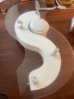GLASS S-SHAPED COFFEE TABLE