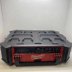Milwaukee PackOut Radio+Charger 199381