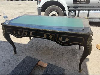EXECUTIVE DESK WITH CHARACTER – $200 🖤