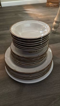 Free Stoneware Plate Set