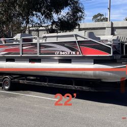 1986 Suntracker 22’ Pontoon. 24’ Total Length. Many Extras