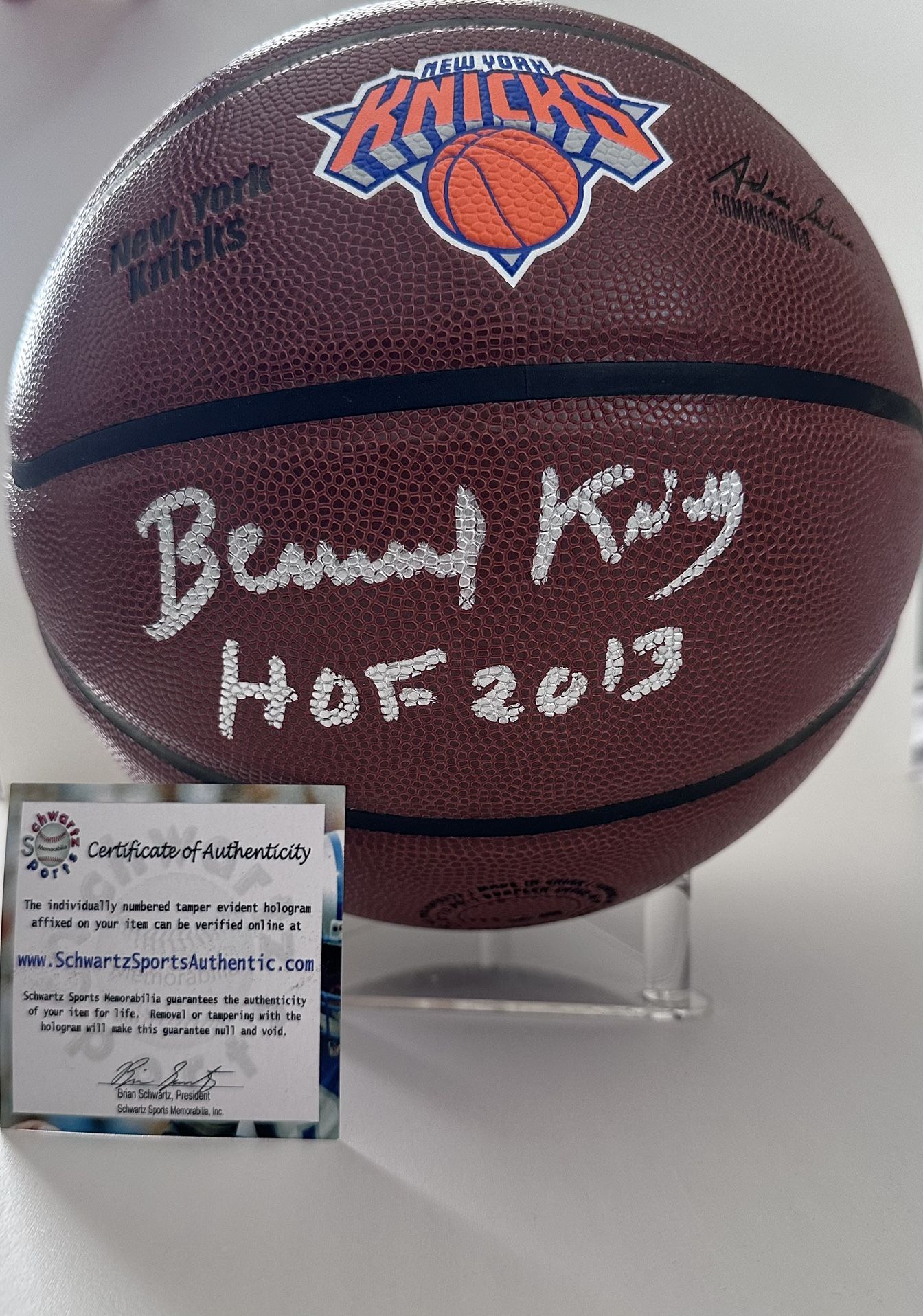 Bernard King Signed Knicks Logo NBA Basketball Inscribed "HOF 2013" (Schwartz)