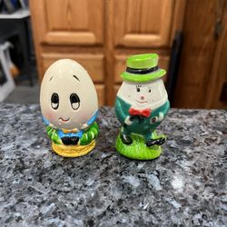Vintage Humpty Dumpty Pair of salt and pepper shakers.  Size approximately 3 inches tall.  Preowned. 