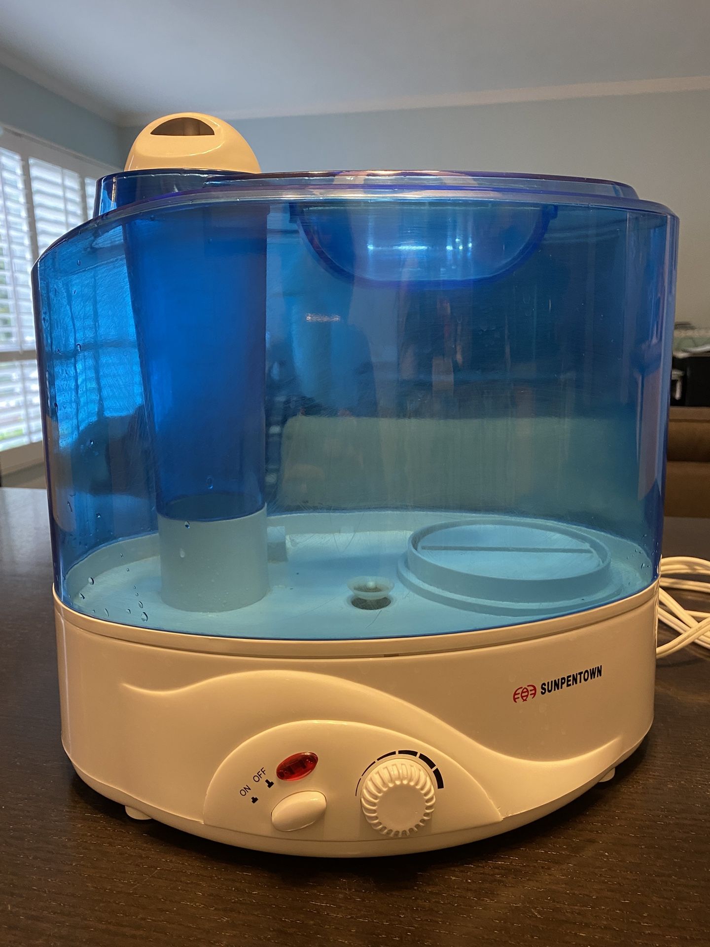 Ultrasonic Humidifier Sunpentown SU-2000 2 gallon water tank Features an adjustable mist intensity Control knob. Boil Dry Protection and Water Refill