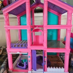 Plastic pink Dollhouse