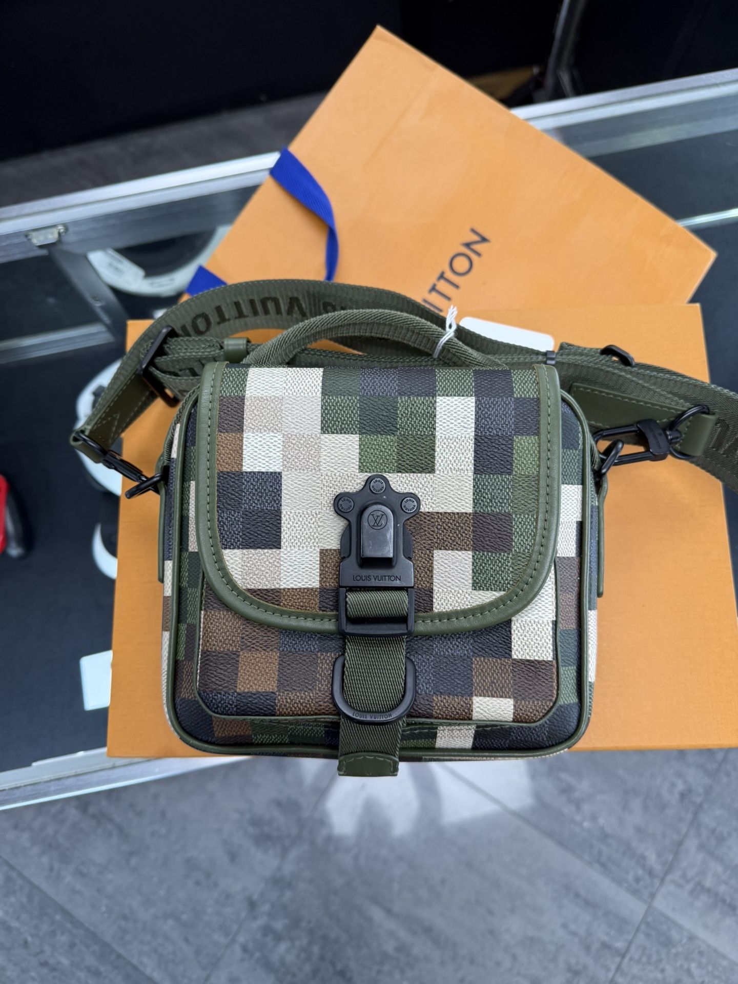 100% Authentic Louis Vuitton Quest Messenger Bag LV
