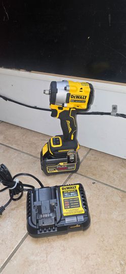 DEWALT ⅜ IMPACT WRENCH WITH 6AH 60V BATTERY AND CHARGER 200$ PRICE FIRM IF U WANT IMPACT BY ITSELF ITS 150