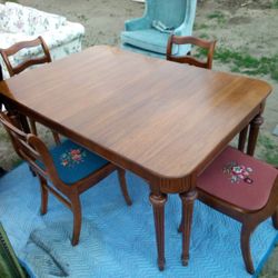 ANTIQUE DINNER TABLE & CHAIRS W/LEAF