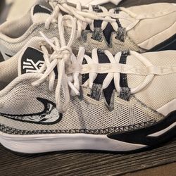 Super rare Kyrie Irvin Boys Shoes Size 3.5