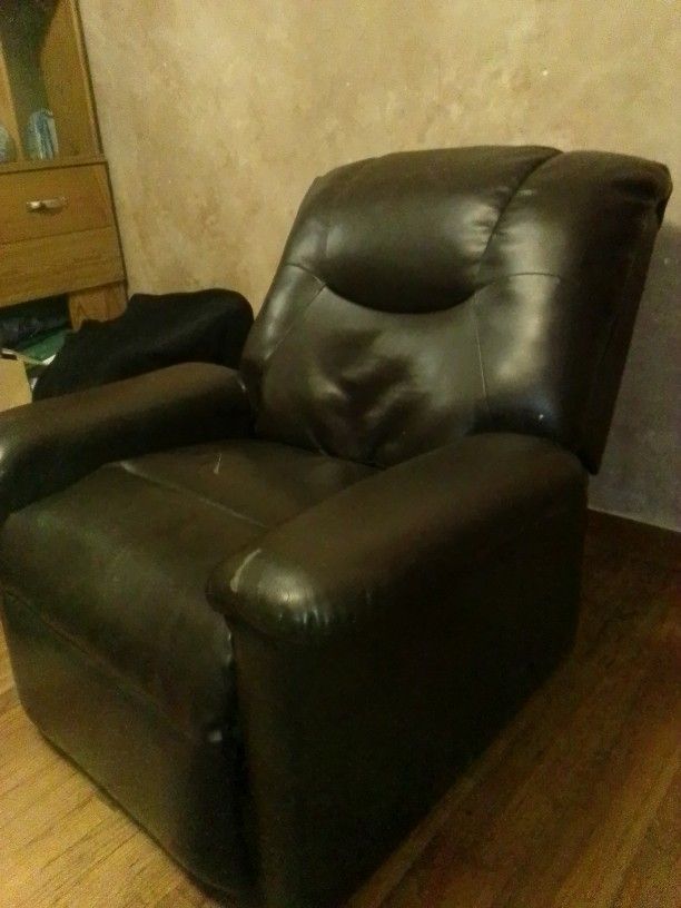 Black Leather Recliner for Sale in Rockford, IL OfferUp