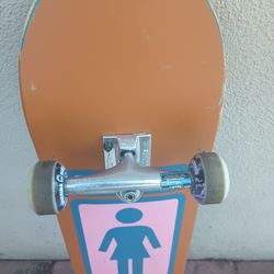 Thunder Hollow Lights, Girl skateboard 