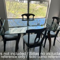 Dining table / Mesa de comedor