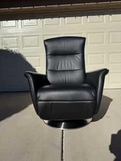 Ekornes Stressless “ Mike “ Power Recliner with Moon Base, LIKE NEW!